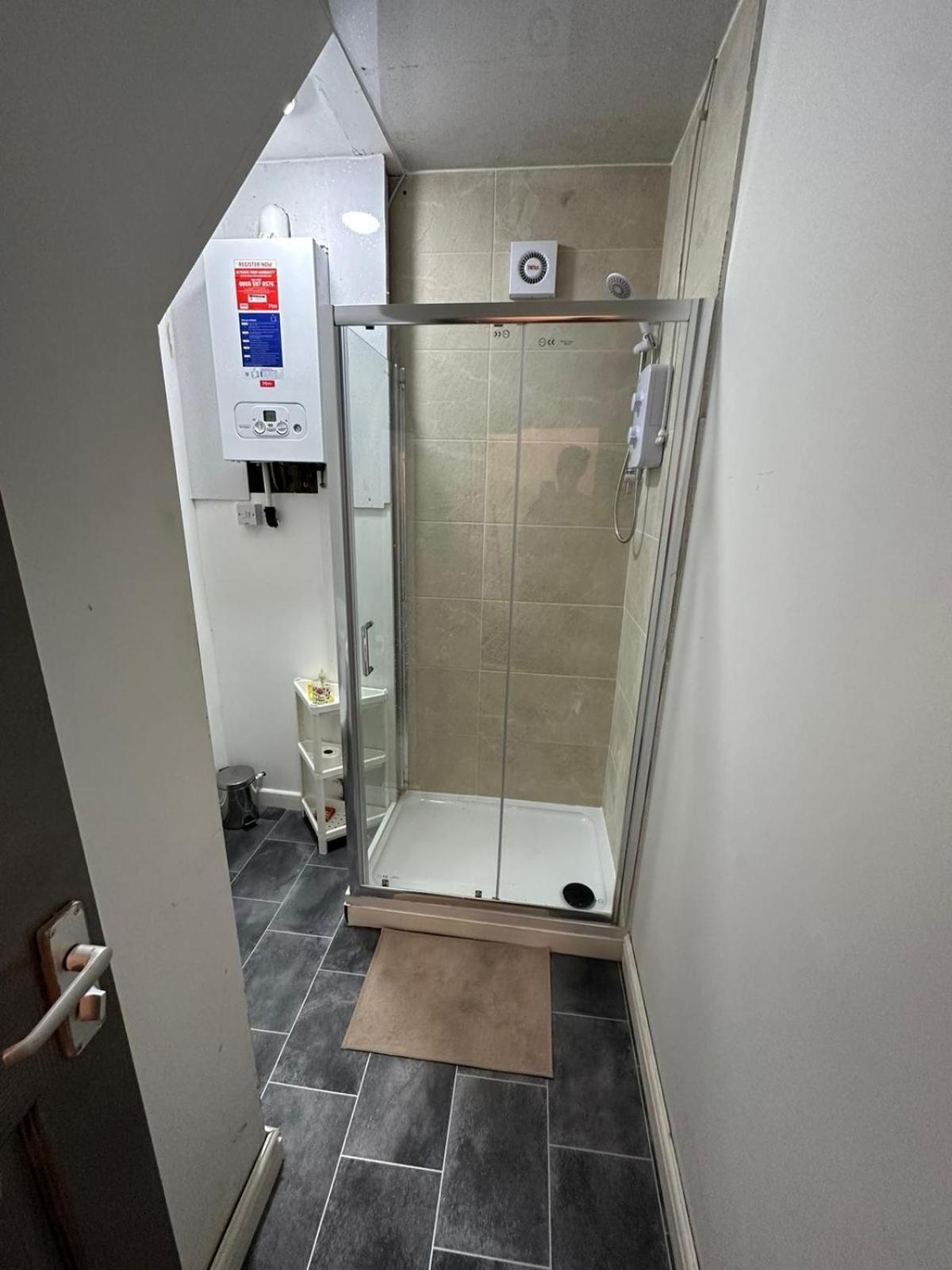 Dans Place Манчестър Екстериор снимка